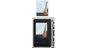 Fujifilm Instax Mini Evo tích hợp màn hình LCD hiện đại