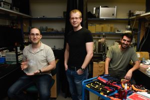 Nhóm nghiên cứu phương pháp chế tạo thấu kính quang học bằng polymer lỏng