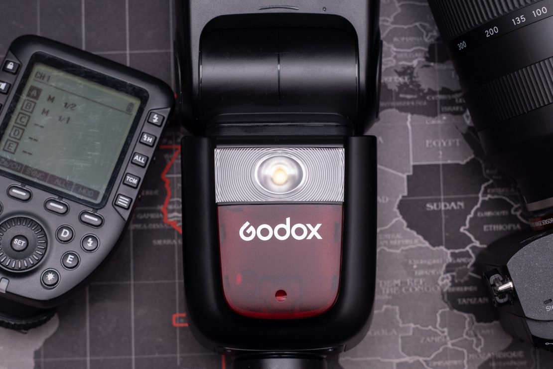 Godox V860 III có tích hợp đèn Modeling