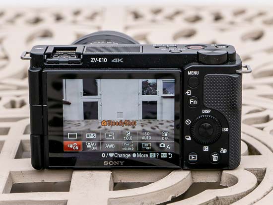 Sony ZV-E10 có thể tạo ra cảnh quay ổn định nhờ chế độ Active SteadyShot