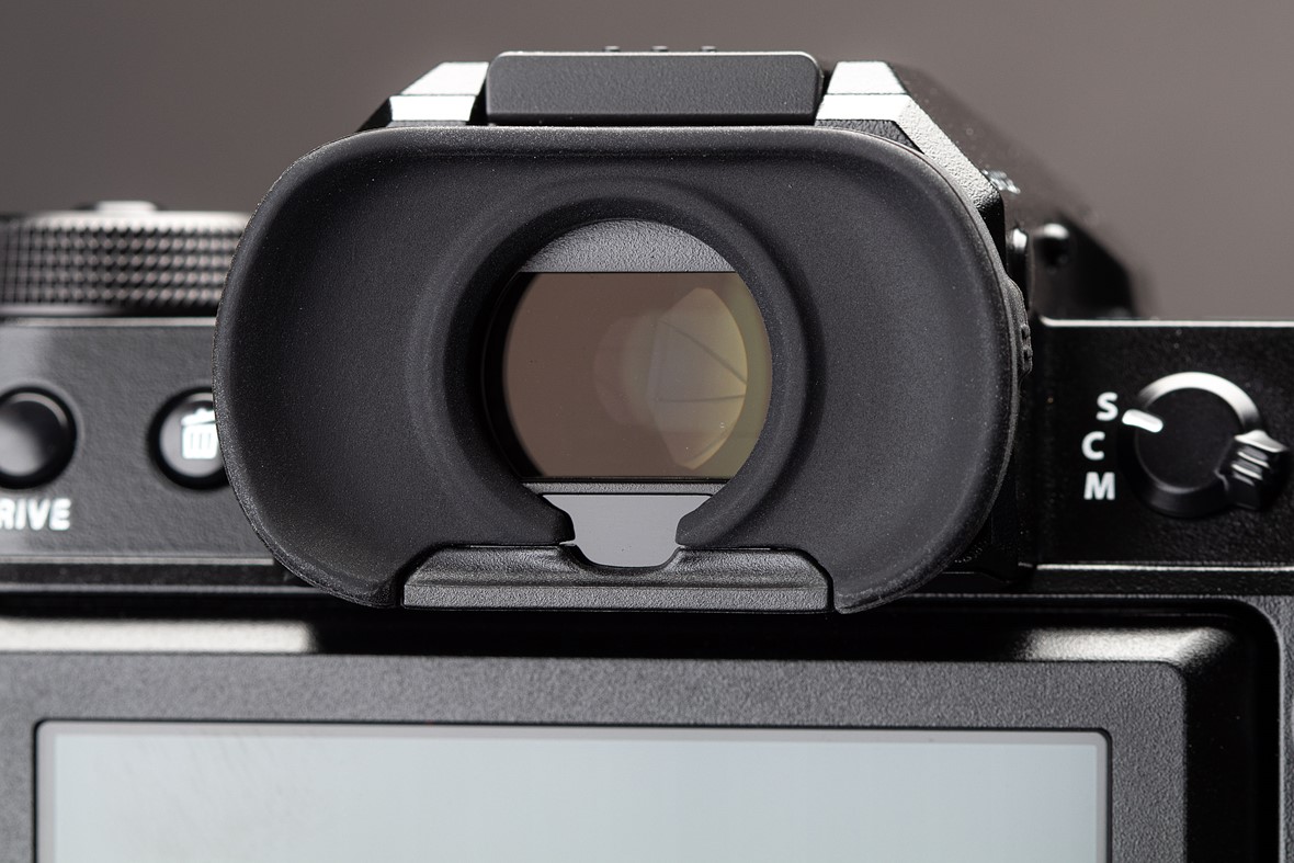 GFX100S trang bị kính ngắm với độ phân giải 3.69 triệu điểm ảnh