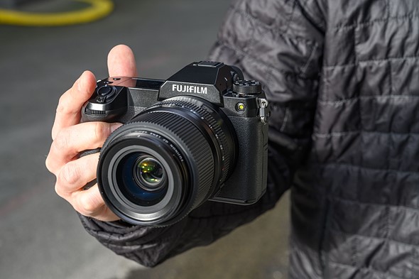 Fujifilm GFX 100S dễ dàng cầm nắm và sử dụng