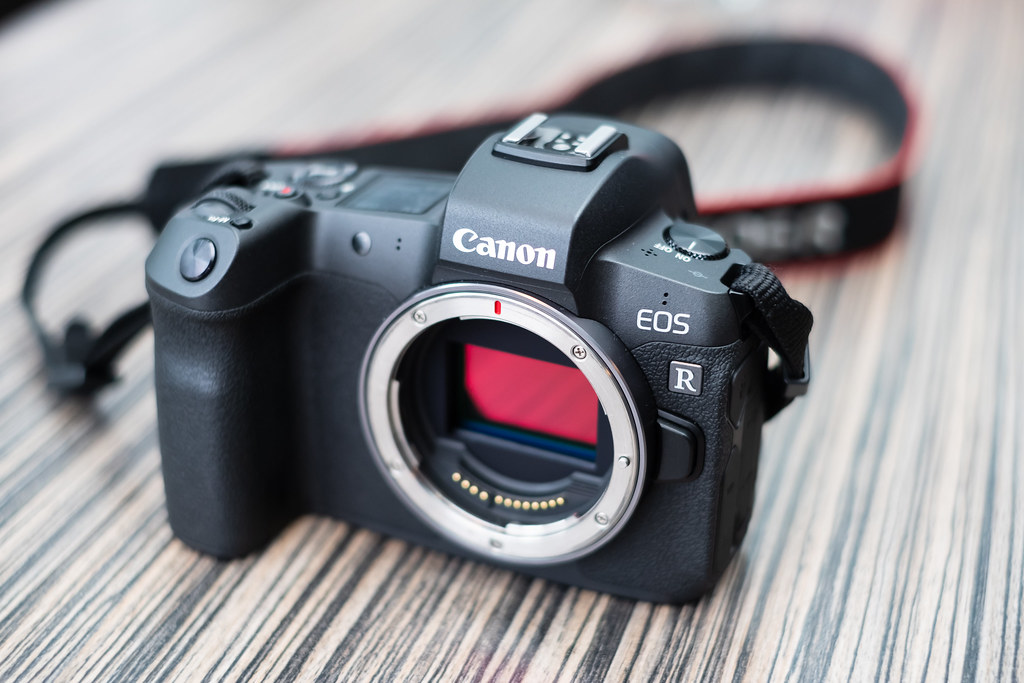 Canon EOS R tạo cảm giác cầm nắm chắc chắn cho người dùng