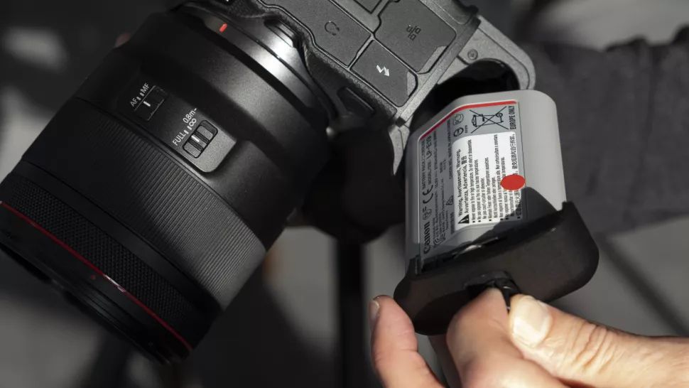 Canon EOS R3 được Canon trang bị viên pin LP-E19