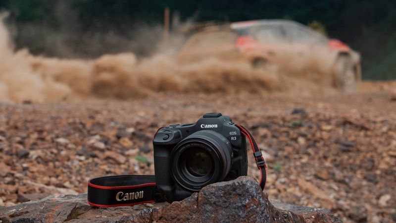 Canon EOS R3 trang bị một báng cầm lớn tạo cảm giác thoải mái khi cầm nắm
