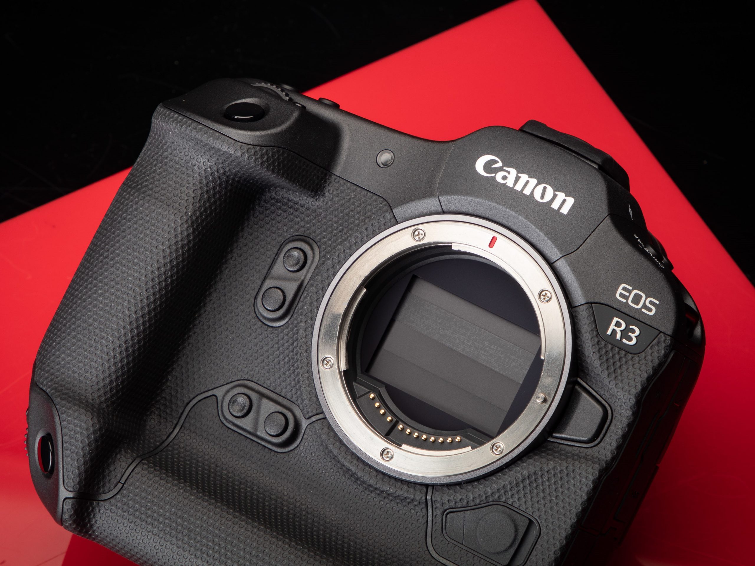 Thân máy tương đối lớn của Canon EOS R3