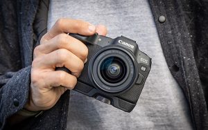 Canon EOS R8 có kích thước vô cùng nhỏ gọn