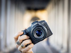 Canon EOS R8 có khả năng quay video 4K/60fps