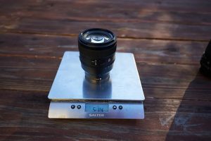 Ống kính Sony FE 50mm f/1.4 GM với trọng lượng chỉ khoảng 516g