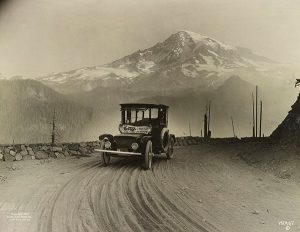 Một chiếc ô tô Detroit Electric chạy trên con đường núi giữa Seattle và Mount Rainier, Washington, 1919.
