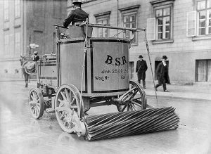 Một chiếc xe điện quét đường ở Berlin, Đức, 1907.