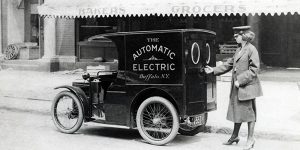 Một chiếc xe điện đầy phong cách ở Buffalo, New York, vào khoảng năm 1921.