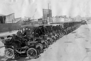 Xe điện của Công ty New York Edison xếp hàng ở Manhattan, 1906.