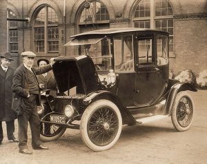 Nhà phát minh người Mỹ Thomas Edison với chiếc ô tô điện đầu tiên của ông, chiếc Edison Baker, vào khoảng năm 1912.