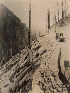 Một chiếc ô tô Detroit Electric chạy trên một con đường núi, Washington, 1919.