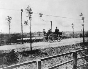 Những người đàn ông lái xe ô tô điện do Siemens và Halske thiết kế bên ngoài Berlin, Đức, vào khoảng năm 1882.