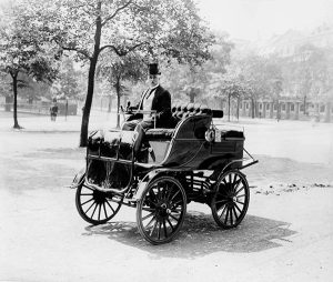 Roger Wallace lái chiếc ô tô điện của mình, 1899.