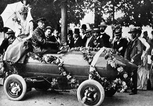Camille Jenatzy lái chiếc ô tô điện do anh tự thiết kế gần Paris, Pháp, 1899