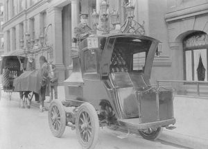 Một chiếc ô tô điện của Đức, 1904, với tài xế ngồi trên đầu.