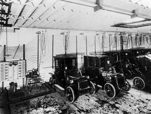 Sạc xe điện tại một trạm biến áp, 1909.