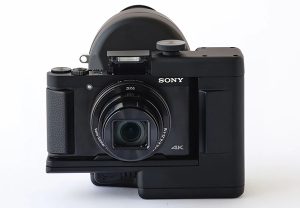 Phía trước máy ảnh cho người khiếm thị là chiếc Cyber-shot Sony DSC-HX99