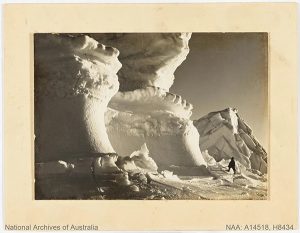 Những bức ảnh Nam Cực 100 năm trước - Người đàn ông vô danh và tảng băng lớn