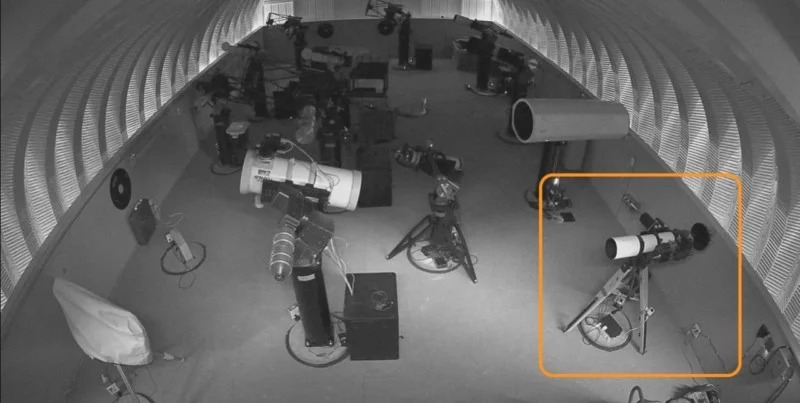 Hai nhiếp ảnh gia sử dụng một kính viễn vọng lớn đặt tại Đài quan sát từ xa sa mạc Utah
