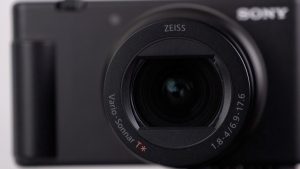 Vlog camera Sony ZV-1 II sử dụng ống kính tương đương 18-50mm f/1.8-4 mới.