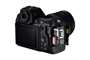 Nikon Z8 chỉ có 1 khe cắm thẻ CFexpress Type B và 1 khe thẻ SD