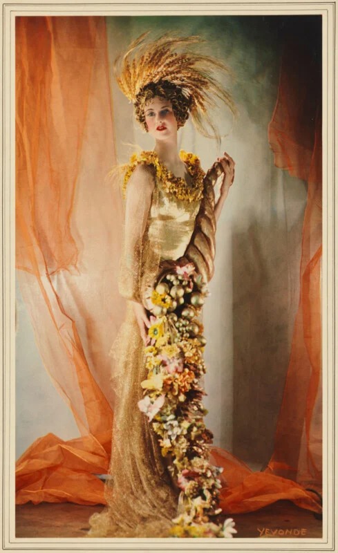 Lady Dorothy Warrender hóa thân Ceres chụp bởi Yevonde (1935)