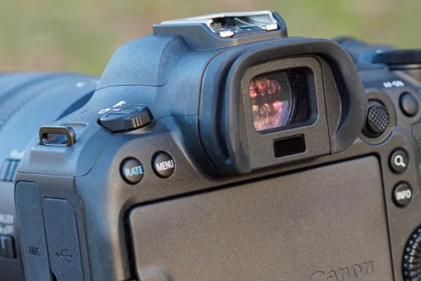 Cận cảnh khung ngắm điện tử trên Canon EOS R6 Mark II. 