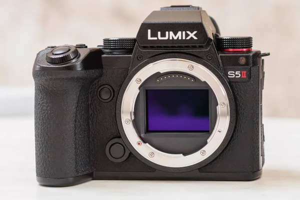 Cảm biến full-frame trong máy ảnh Panasonic Lumix S5 II.