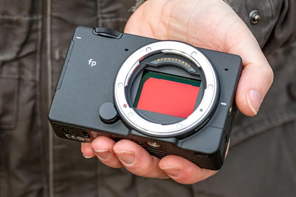 Sigma fp L là máy ảnh full-frame nằm gọn trong lòng bàn tay. 