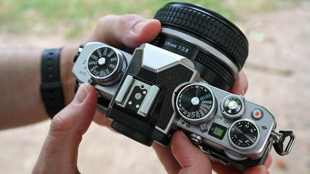 Nikon Z fc cảm biến APS-C và bộ xử lý tiên tiến
