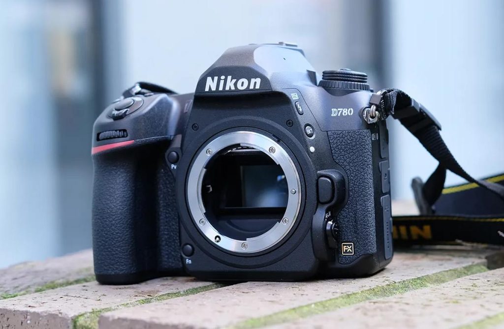 Nikon D780 là một chiếc máy ảnh DSLR full-frame