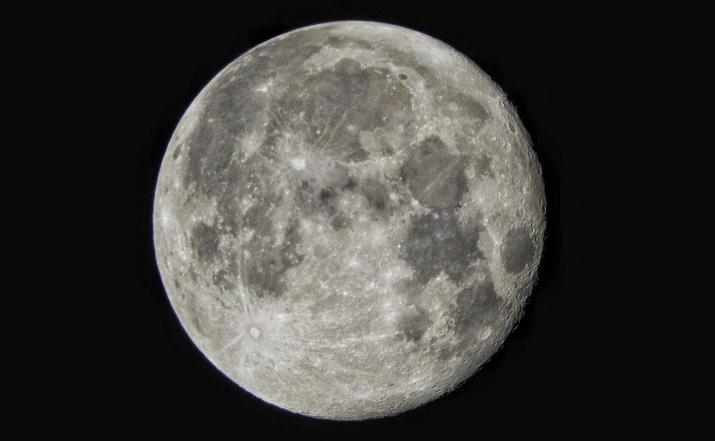 Cách chụp ảnh trăng tròn - lấy nét vào mặt trăng