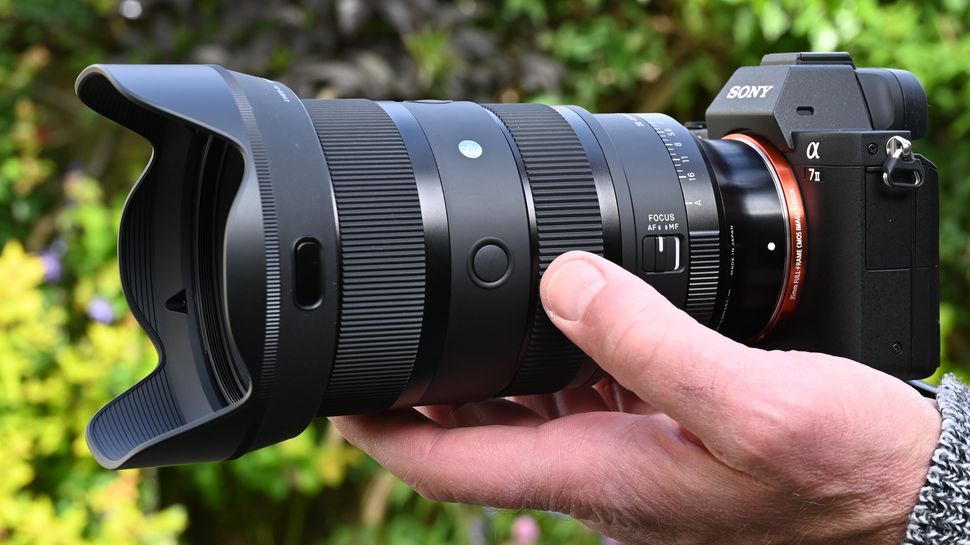 So với các ống kính cùng phân khúc, Sigma 28-45mm F1.8 DG DN Art có phần vượt trội hơn