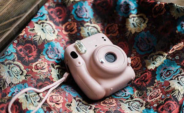 Instax Mini 11 máy ảnh cho trẻ em và nguòi lớn với màu hồng đáng yêu