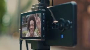 Xperia có thể kết hợp với phụ kiện màn hình OLED qua gậy bluetooth hỗ trợ quay vlog