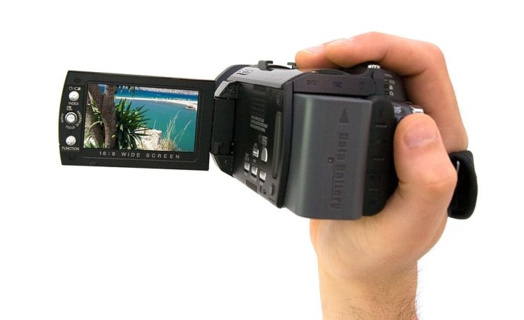 Kiểm tra màn hình máy quay sẽ giúp bạn lựa chọn được màn hình phù hợp với nhu cầu sử dụng