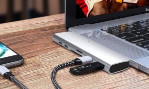 Sử dụng cáp sạc USB để kết nối máy tính và điện thoại